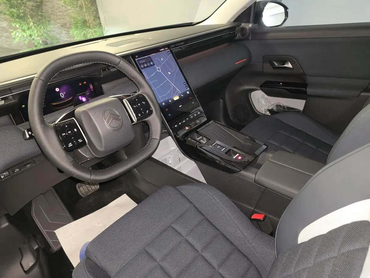 Vue intérieure côté conducteur du Citroën C5 Aircross hybride 2026, avec tableau de bord numérique et écran tactile vertical.