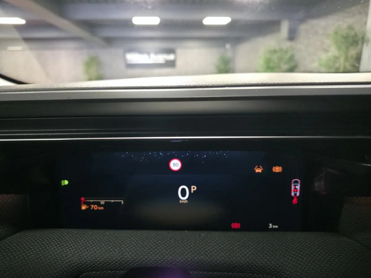 Affichage numérique du tableau de bord du Citroën C5 Aircross hybride, avec indication vitesse et alertes visibles.