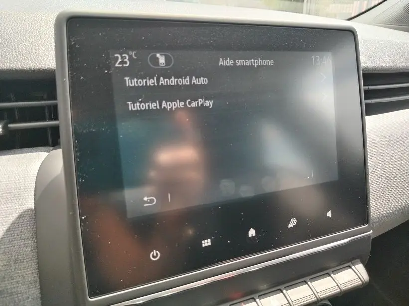 Écran tactile central de la Renault Clio V TCE 90 Evolution affichant les tutoriels Android Auto et Apple CarPlay.
