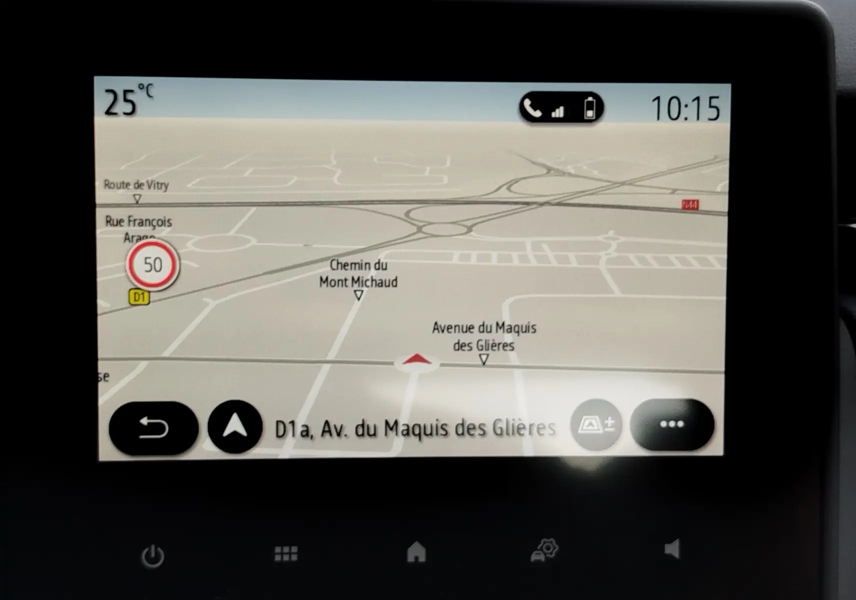 Écran de navigation GPS de la Renault Clio V Business, affichant une carte avec indication de vitesse à 50 km/h.