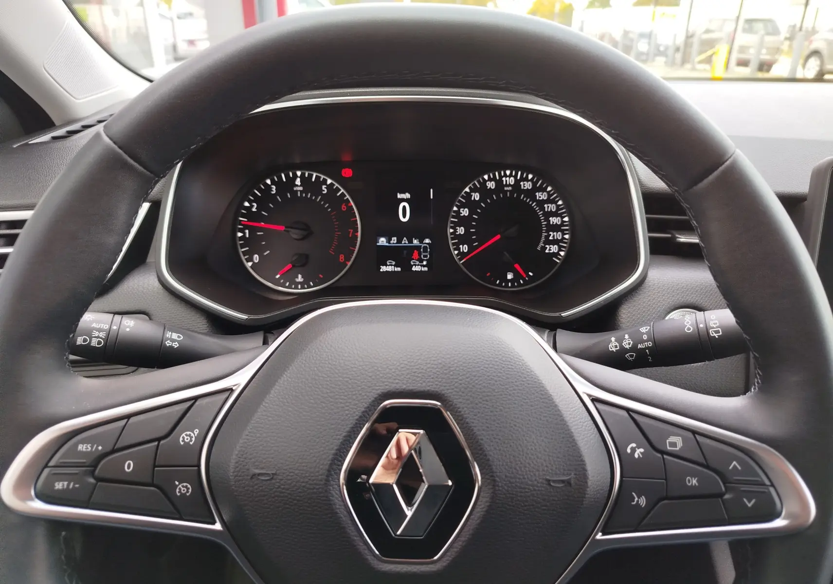 Vue rapprochée du volant noir et du tableau de bord numérique de la Renault Clio V Business 2020, avec logo central visible.