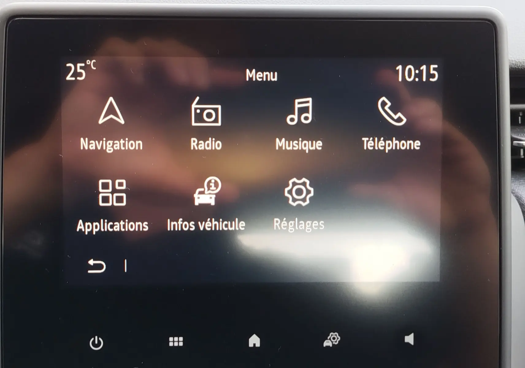 Écran tactile central de la Renault Clio V Business affichant le menu principal avec navigation et radio.