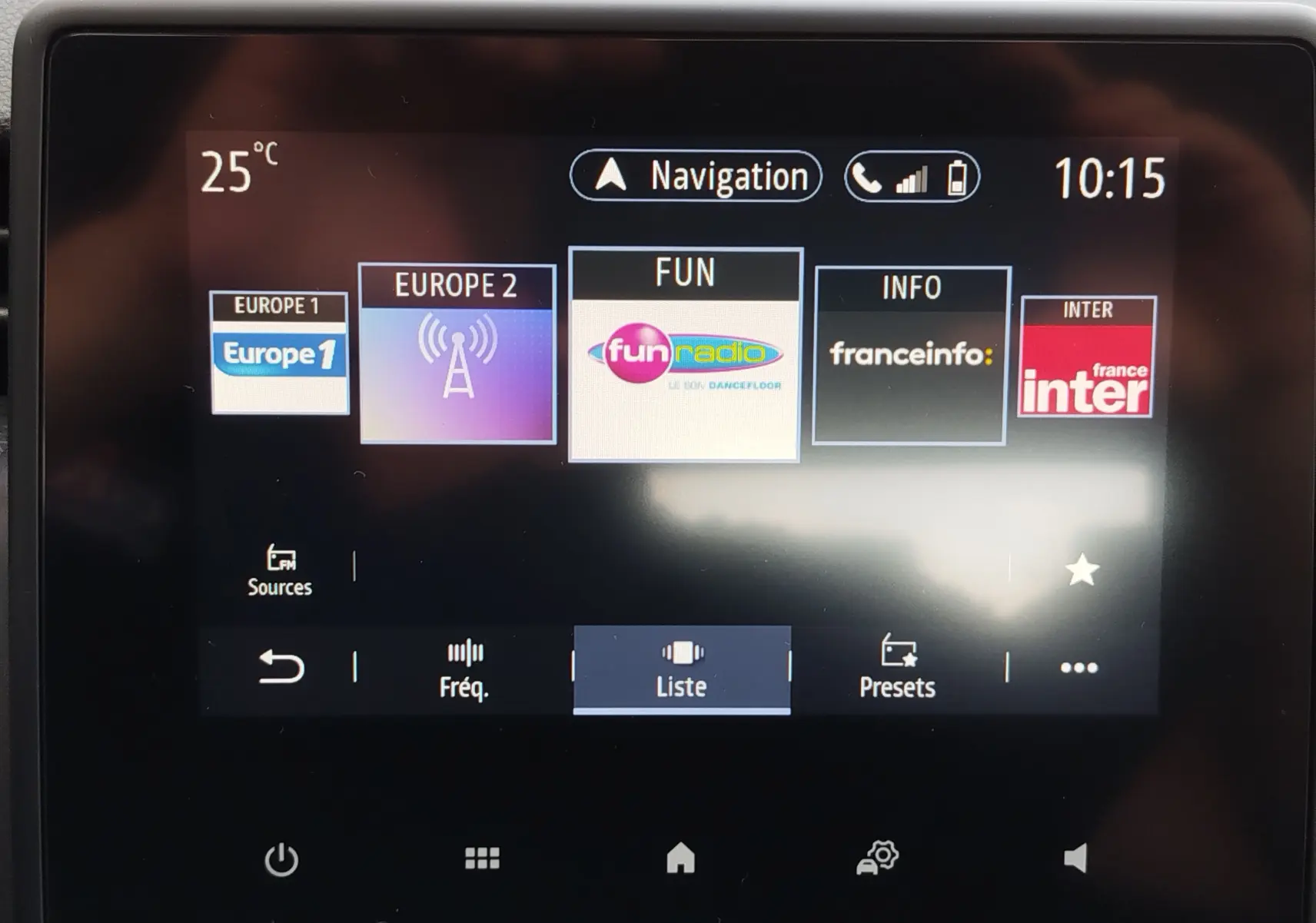 Écran tactile central de la Renault Clio V Business 2020 affichant les stations radio avec interface moderne et température à 25°C.