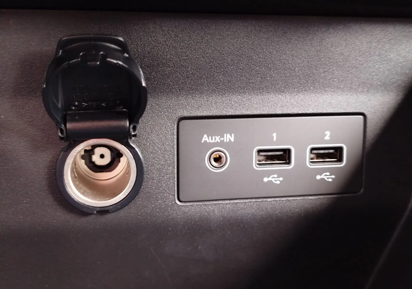 Vue rapprochée des ports USB et prise Aux-IN sur tableau de bord noir de Renault Clio V Gris Platine.