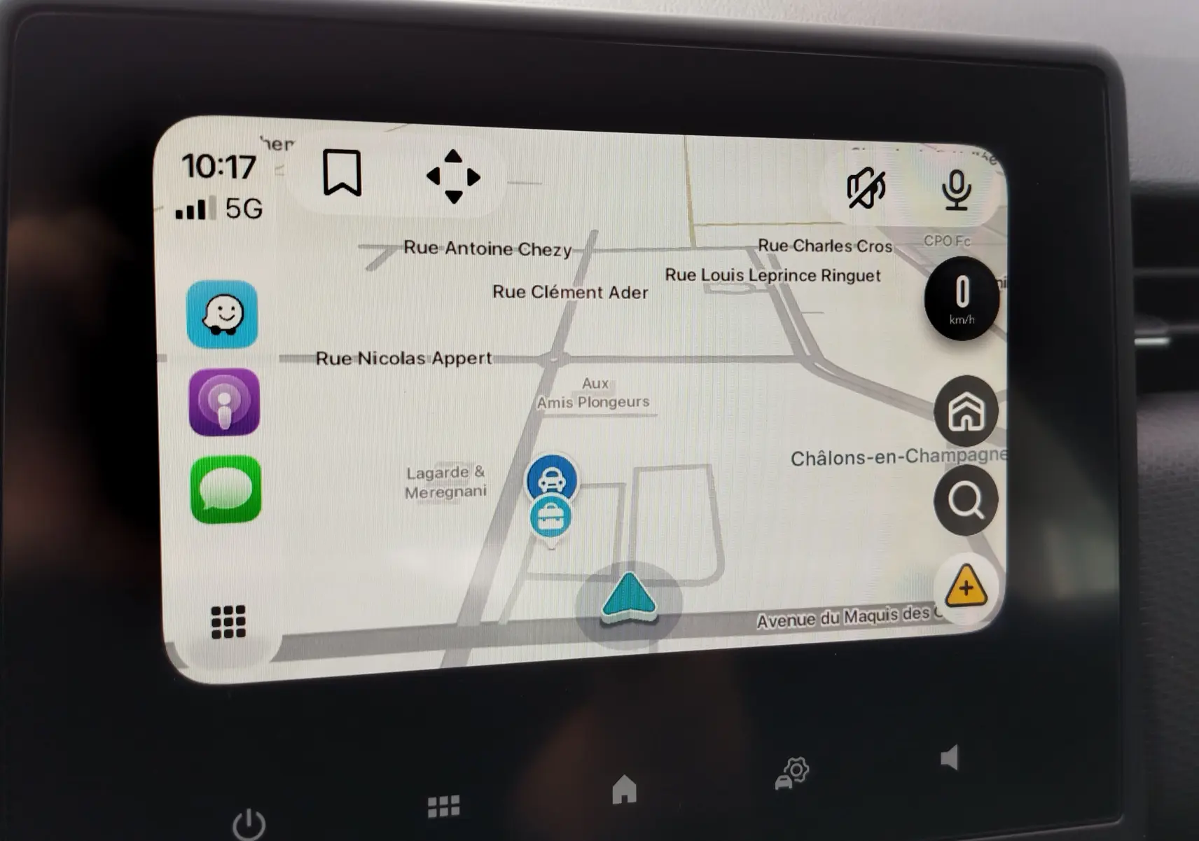 Écran tactile intérieur de la Renault Clio V Business montrant le GPS avec carte de Châlons-en-Champagne.