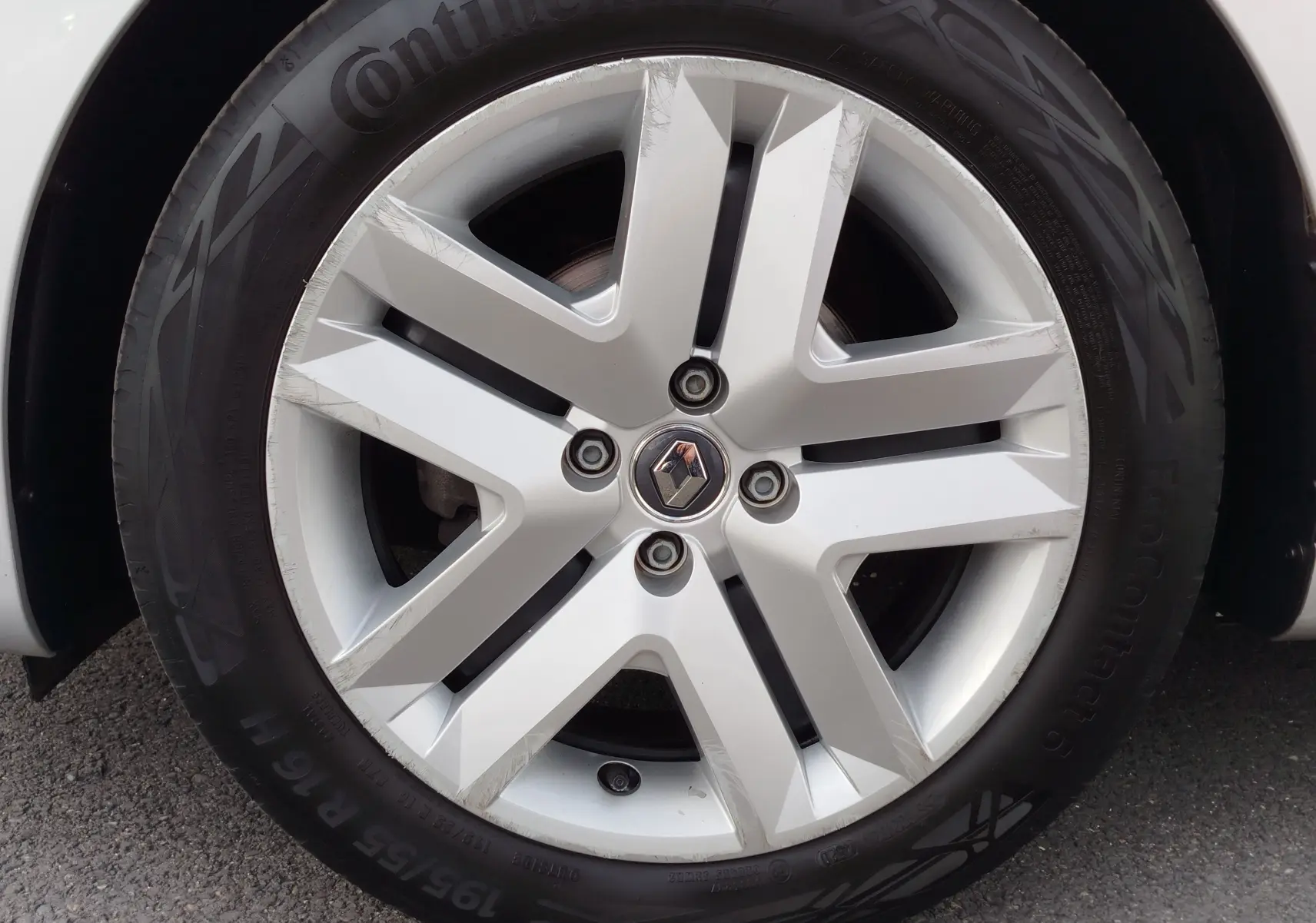 Gros plan sur la jante alliage gris Platine d'une Renault Clio V Business, avec logo Renault central visible.