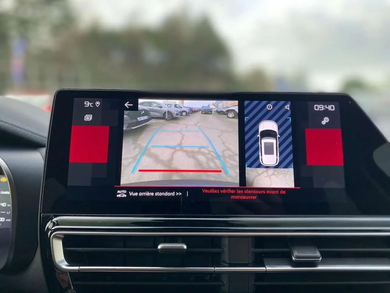 Écran tactile intérieur du Citroën C5 Aircross 2025 montrant la caméra de recul et l'aide au stationnement.