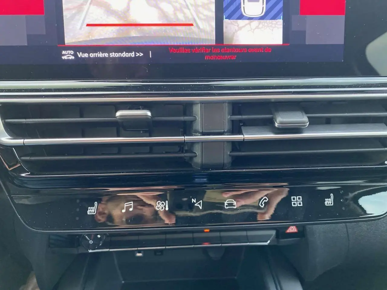 Vue rapprochée du tableau de bord du Citroën C5 Aircross 2025, montrant la console tactile et les commandes de climatisation.