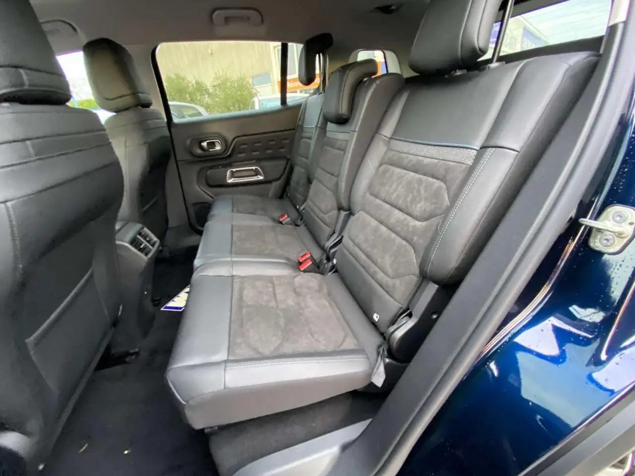 Vue intérieure côté droit des sièges arrière en cuir noir et alcantara du Citroën C5 Aircross bleu Eclipse 2025.