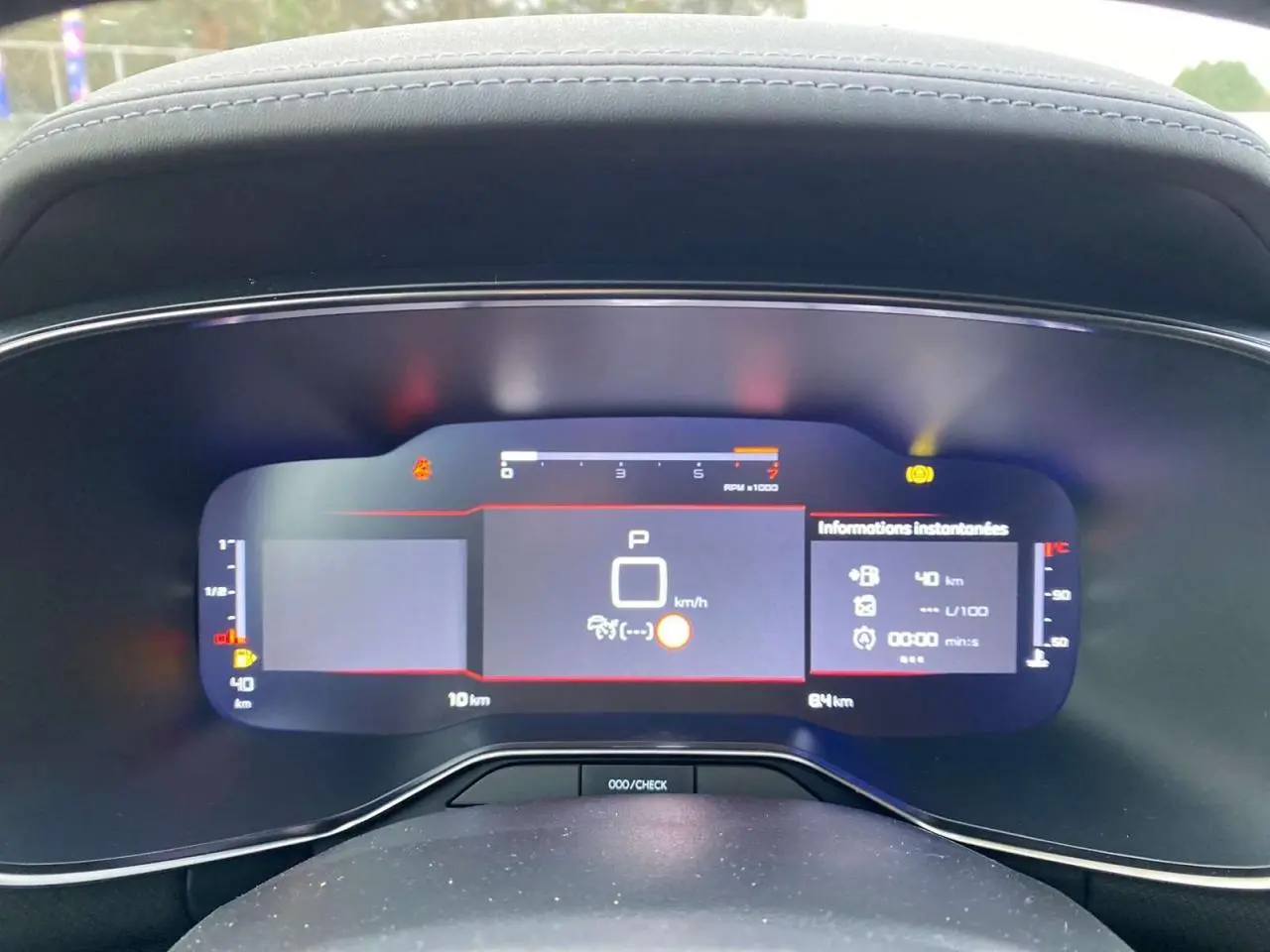 Vue rapprochée du combiné numérique 12,3 pouces du Citroën C5 Aircross 2025, affichage digital clair et moderne.