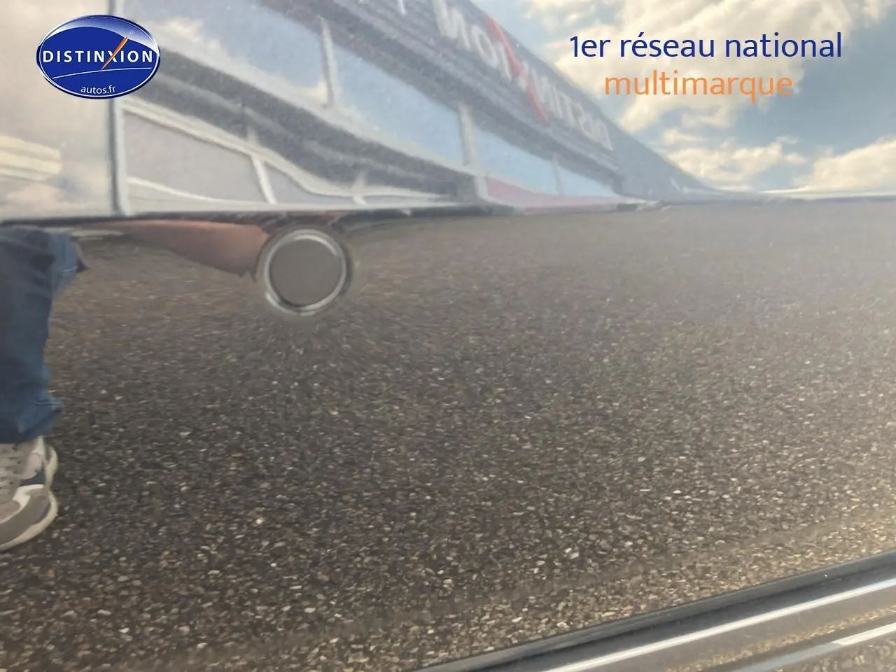 Détail du pare-chocs arrière noir brillant de la BMW Série 1 (f40) 118i 2023 avec capteur de stationnement circulaire.