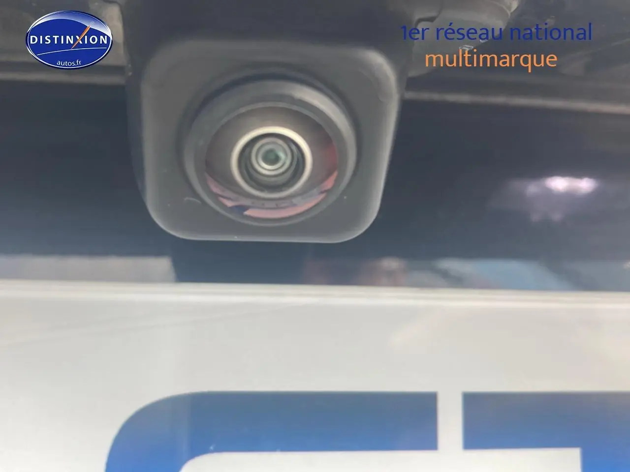 Gros plan sur la caméra de recul noire intégrée au hayon arrière de la BMW Série 1 118i édition sport.