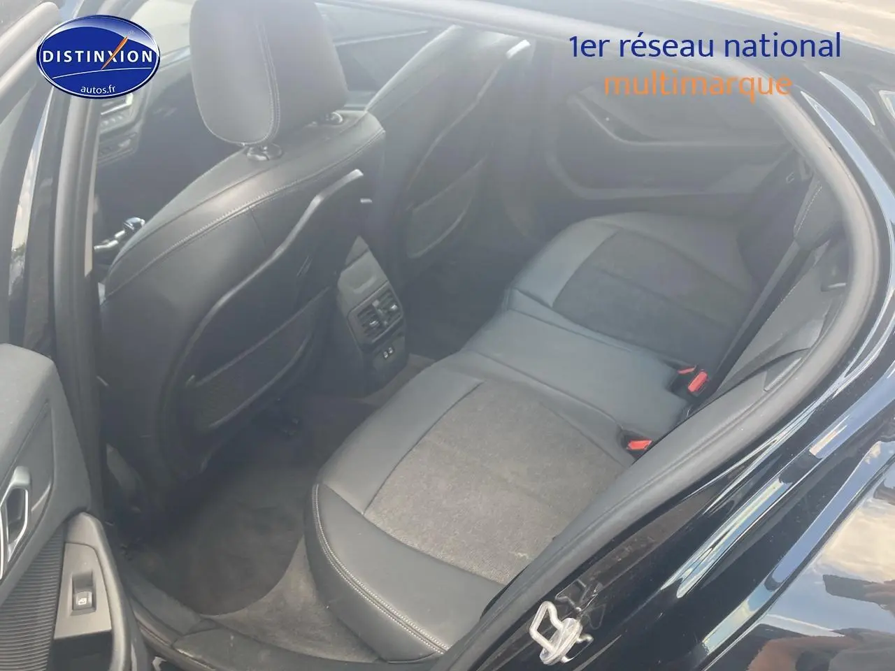 Vue intérieure arrière côté gauche de la BMW Série 1 noire avec sièges en tissu et similicuir anthracite.