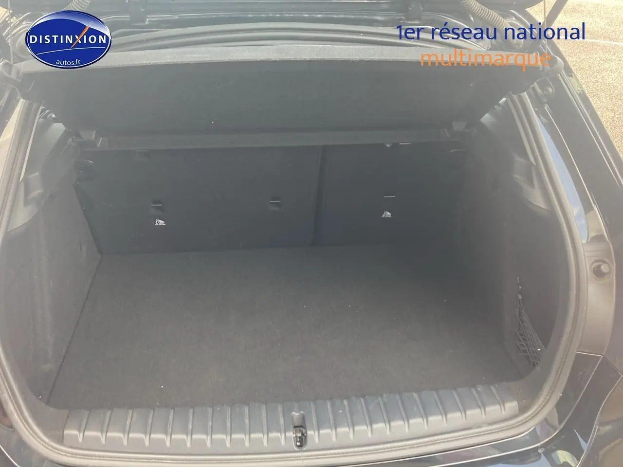 Coffre ouvert de BMW Série 1 noire (f40) 118i 2023, vue arrière montrant l'espace de chargement vide.