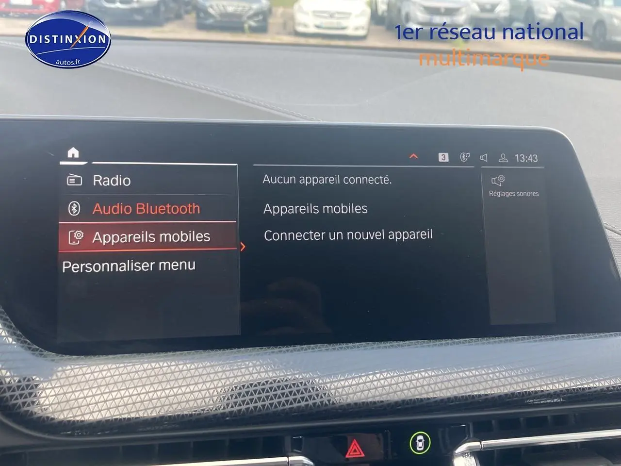 Écran central de la BMW Série 1 noire (f40) 118i 2023 affichant le menu Bluetooth et appareils mobiles.