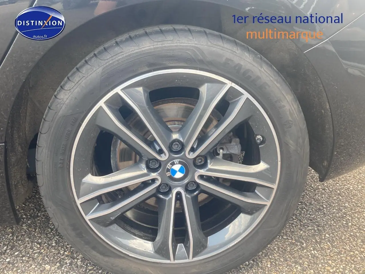 Gros plan sur la jante alliage 17 pouces double rayons style 549 de la BMW Série 1 noire côté arrière droit.