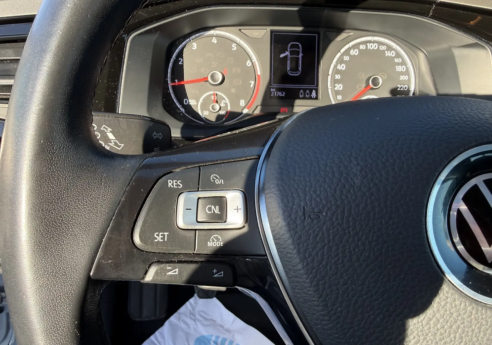 Vue rapprochée du volant noir et du tableau de bord avec compte-tours et vitesse, Volkswagen Polo gris métal 2021.