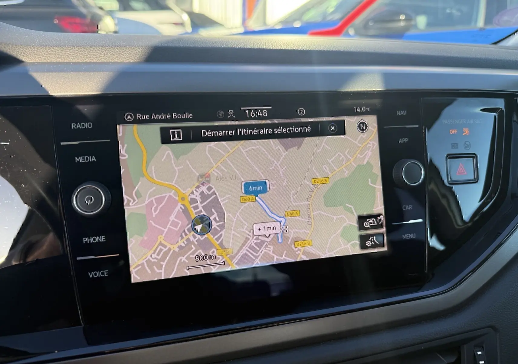 Vue rapprochée de l'écran tactile du tableau de bord de la Volkswagen Polo gris métal, affichant un GPS en fonctionnement.