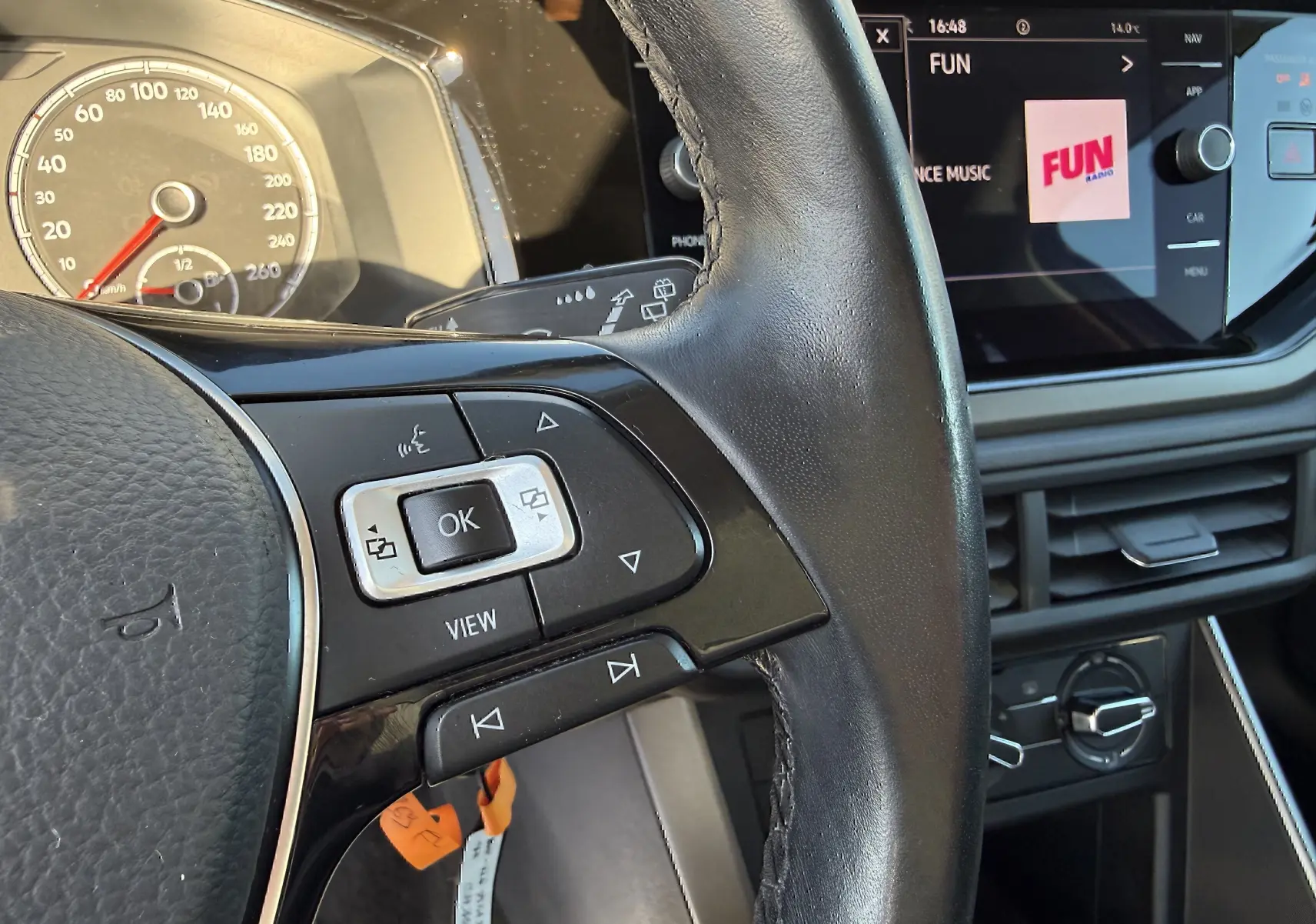 Vue rapprochée du volant noir et du tableau de bord digital d’une Volkswagen Polo gris métal 2021, version Lounge Business.