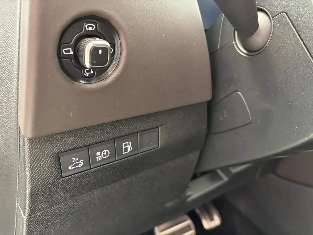 Détail des commandes noires côté gauche du tableau de bord du DS4 2023 avec bouton de réglage des rétroviseurs.