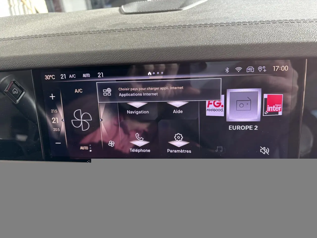 Écran tactile central du DS4 E-Tense 2023 affichant la climatisation, navigation et applications internet.