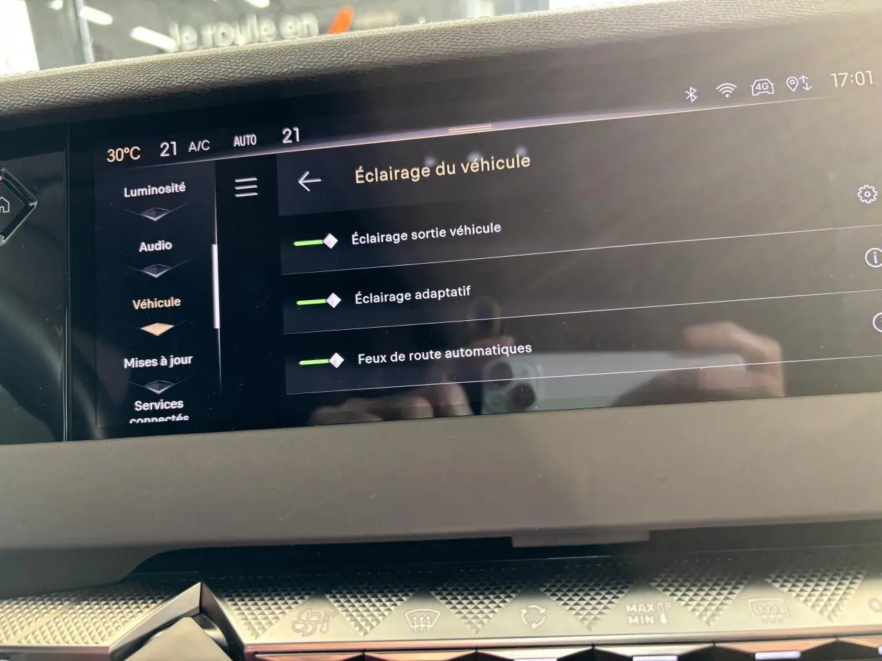 Écran tactile intérieur du tableau de bord du DS4 E-Tense 2023 montrant les réglages d’éclairage du véhicule.