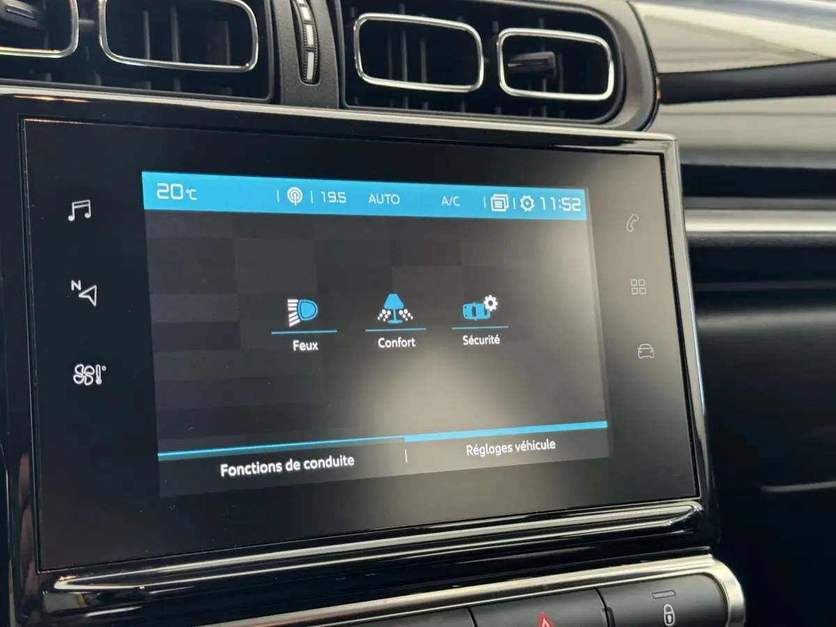 Écran tactile central de la Citroën C3 2020, affichant les réglages Feux, Confort et Sécurité, intérieur noir.