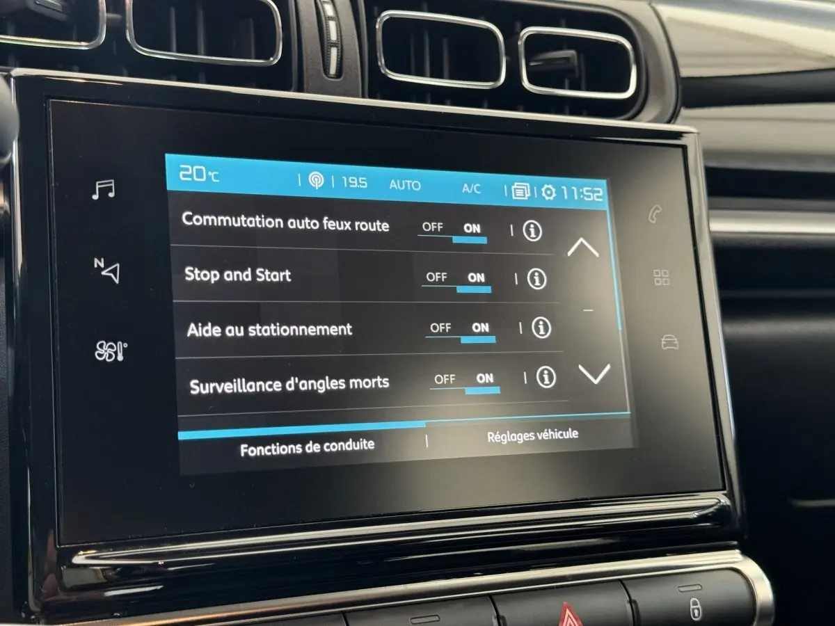Écran tactile central affichant les réglages d’aide à la conduite dans l’habitacle d’une Citroën C3 gris foncé.