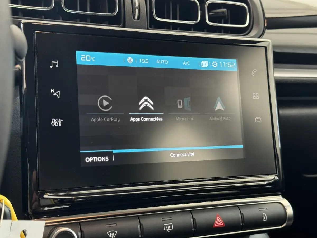 Écran tactile central de la Citroën C3 2020 affichant les options Apple CarPlay et Android Auto.
