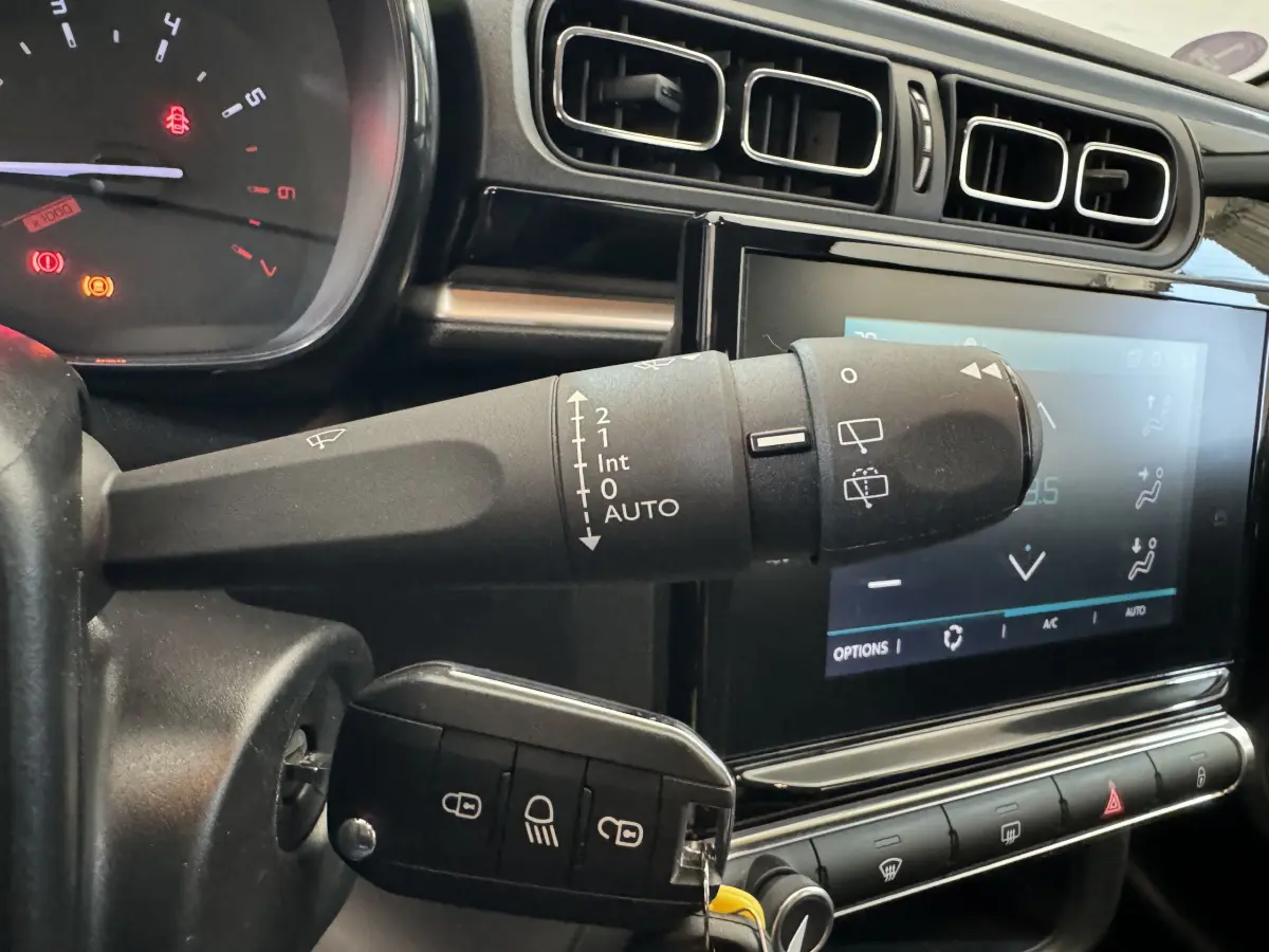 Intérieur de Citroën C3 2020, vue sur la commande d’essuie-glace et l’écran tactile central noir.