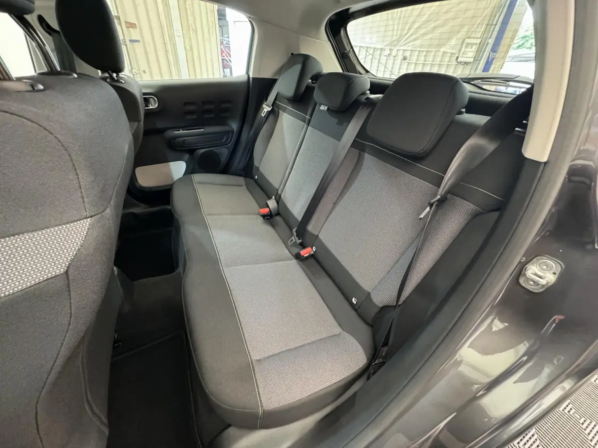 Vue intérieure côté droit sur la banquette arrière grise et noire de la Citroën C3 PureTech 110 Shine Business 2020.