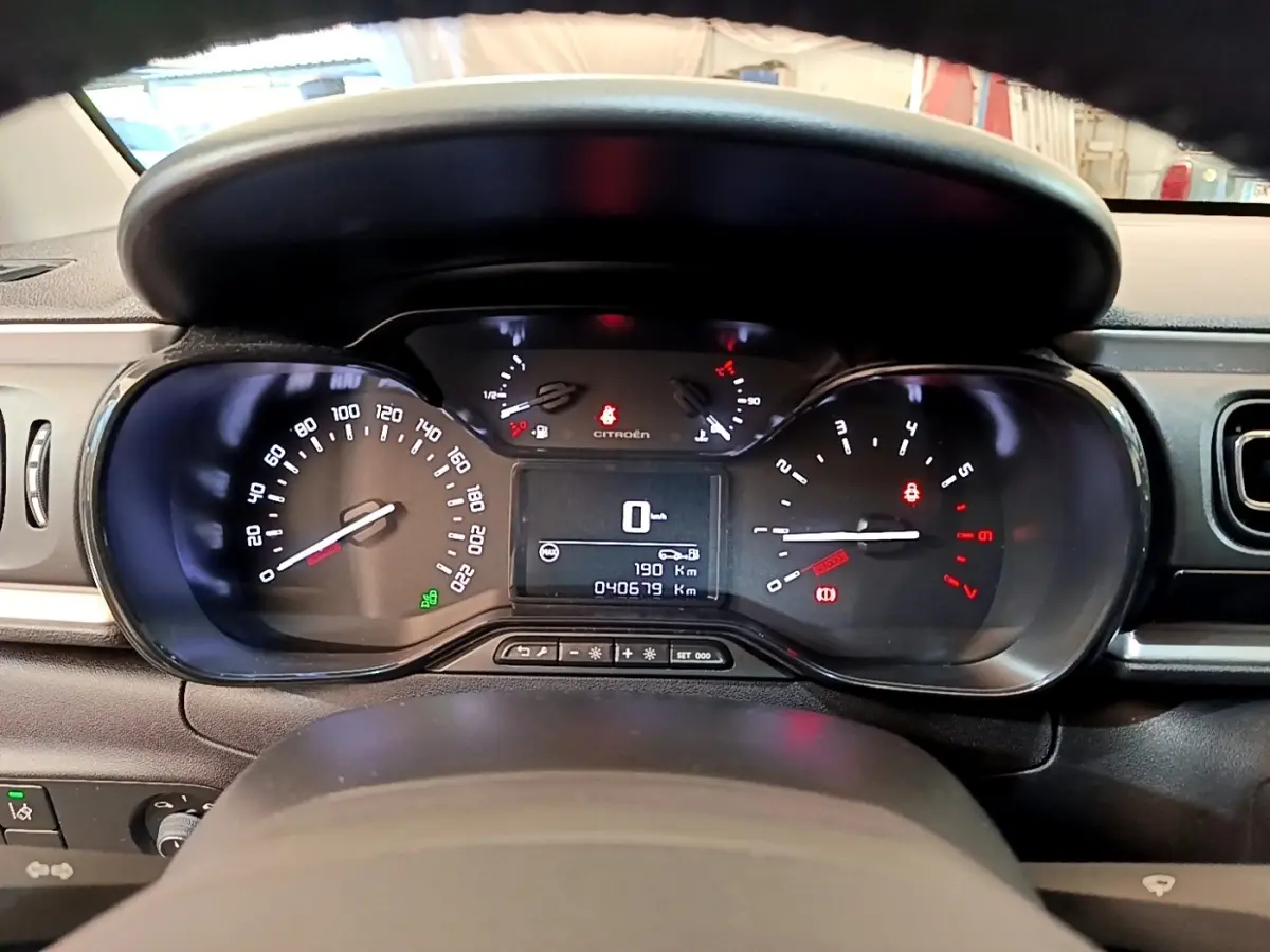Vue rapprochée du tableau de bord de la Citroën C3 2020, affichage numérique et compteurs analogiques éclairés.