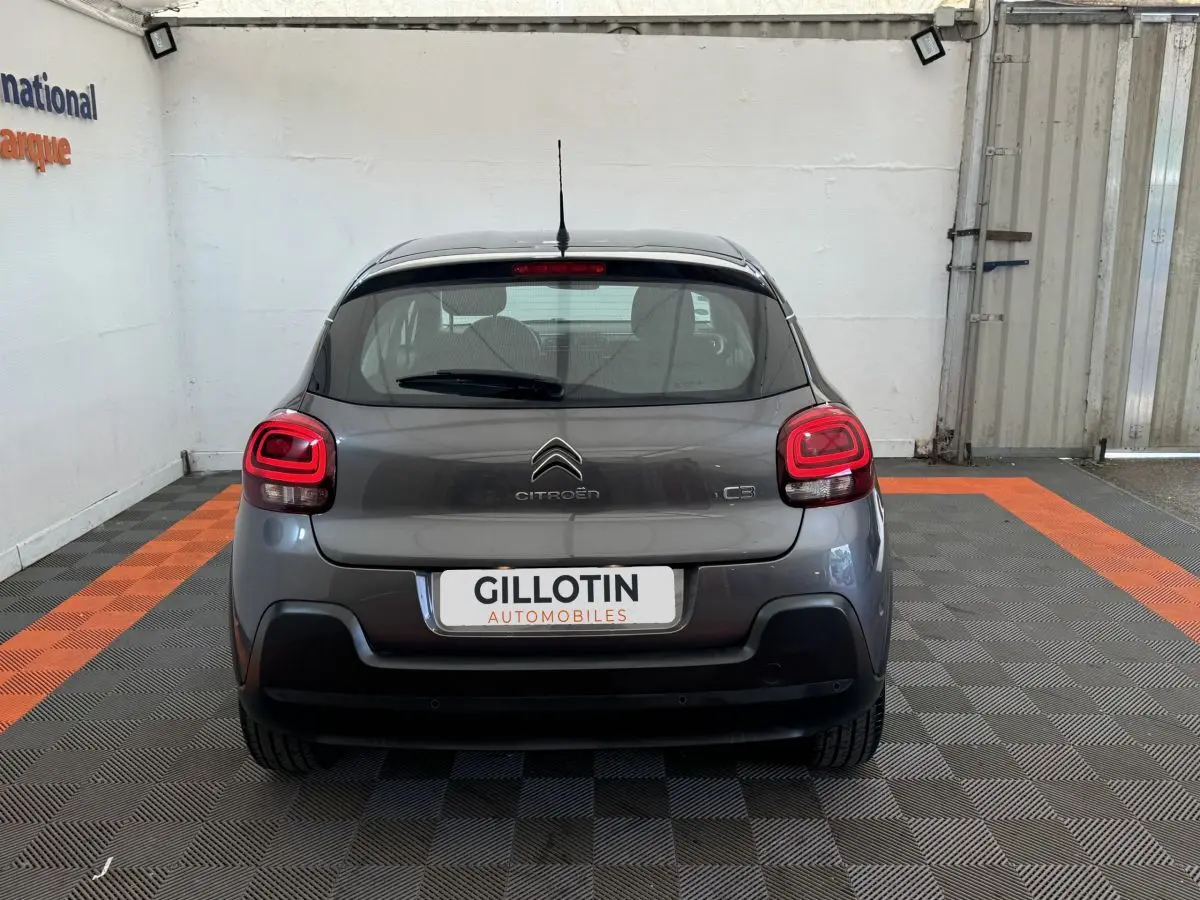 Vue arrière d'une Citroën C3 gris foncé avec feux arrière LED et logo Citroën visible sur fond neutre.