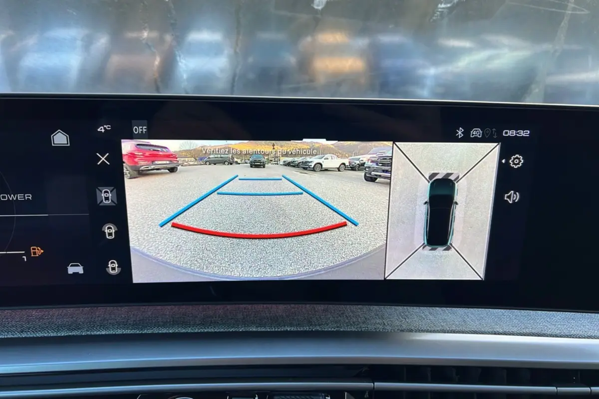 Écran multimédia du Peugeot 3008 Hybrid 145 GT montrant la caméra de recul et la vue 360° en stationnement.