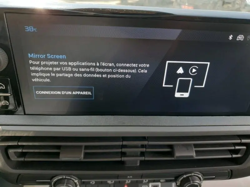 Écran tactile intérieur du Peugeot Expert Fourgon blanc, affichant l'interface Mirror Screen en gros plan.