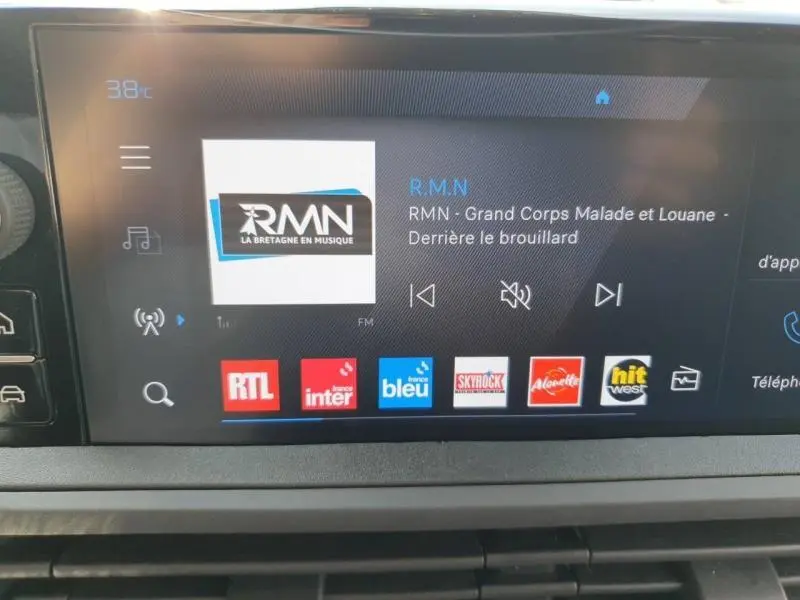 Écran tactile central du Peugeot Expert Fourgon blanc 2025 affichant une radio FM avec plusieurs stations.