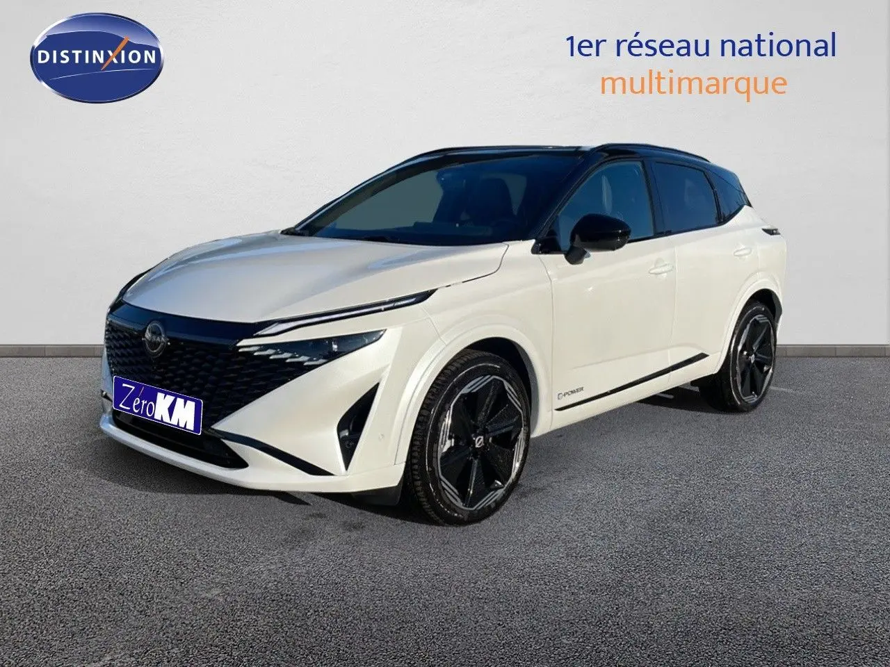 Nissan Qashqai blanc nacré avec toit noir, vue 3/4 avant droit mettant en valeur ses jantes noires et son design moderne.
