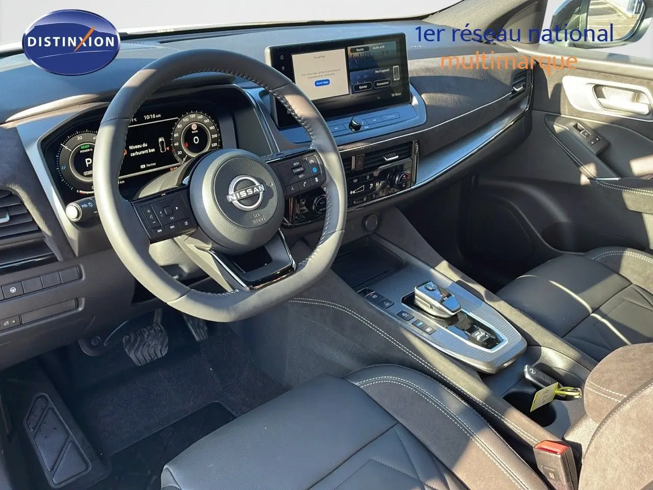 Intérieur du Nissan Qashqai 1.5 VCT E-POWER en vue côté conducteur, avec volant multifonction et écran tactile central.