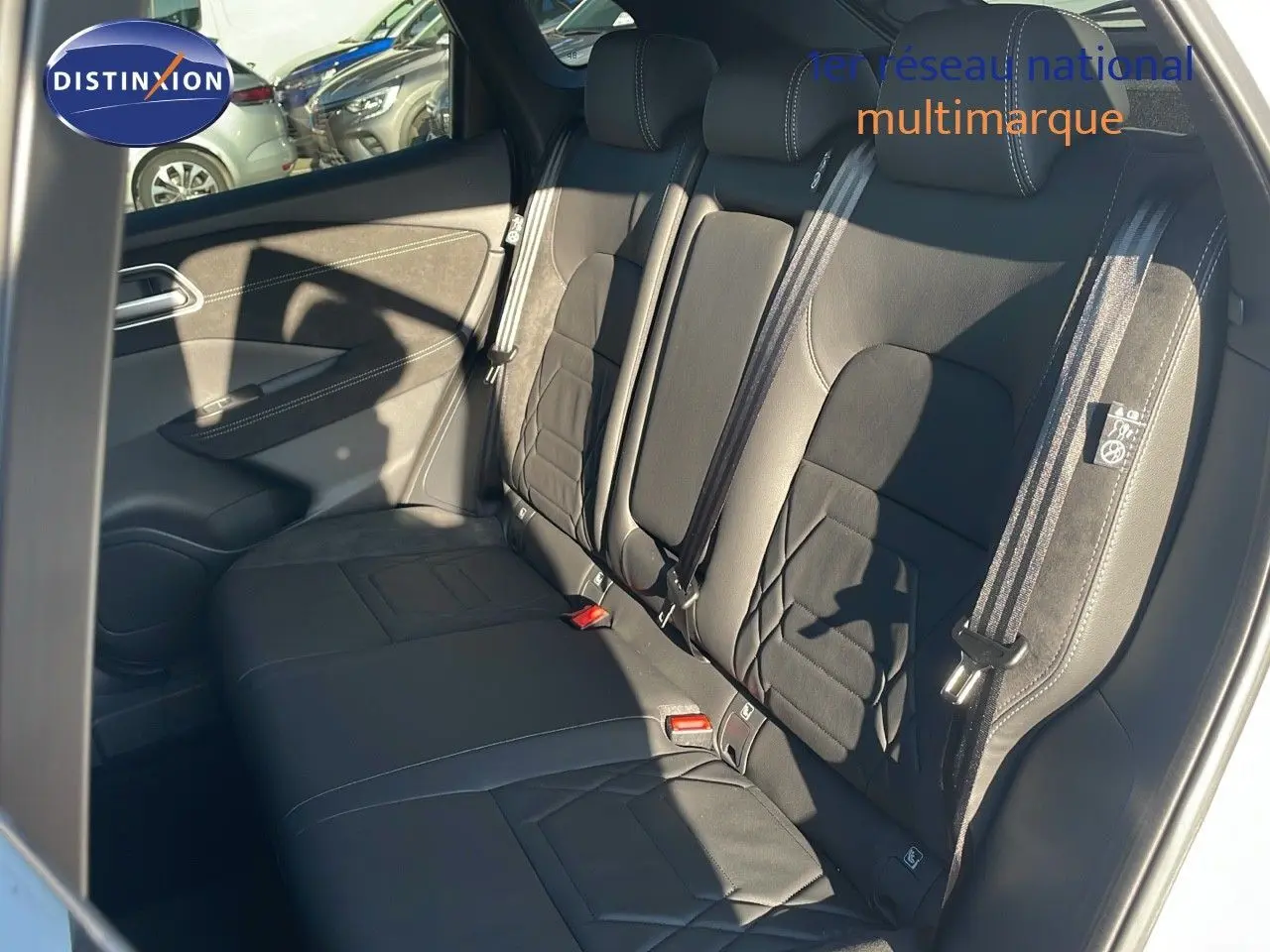 Vue intérieure côté droit des sièges arrière noirs en cuir du Nissan Qashqai blanc nacré toit noir.
