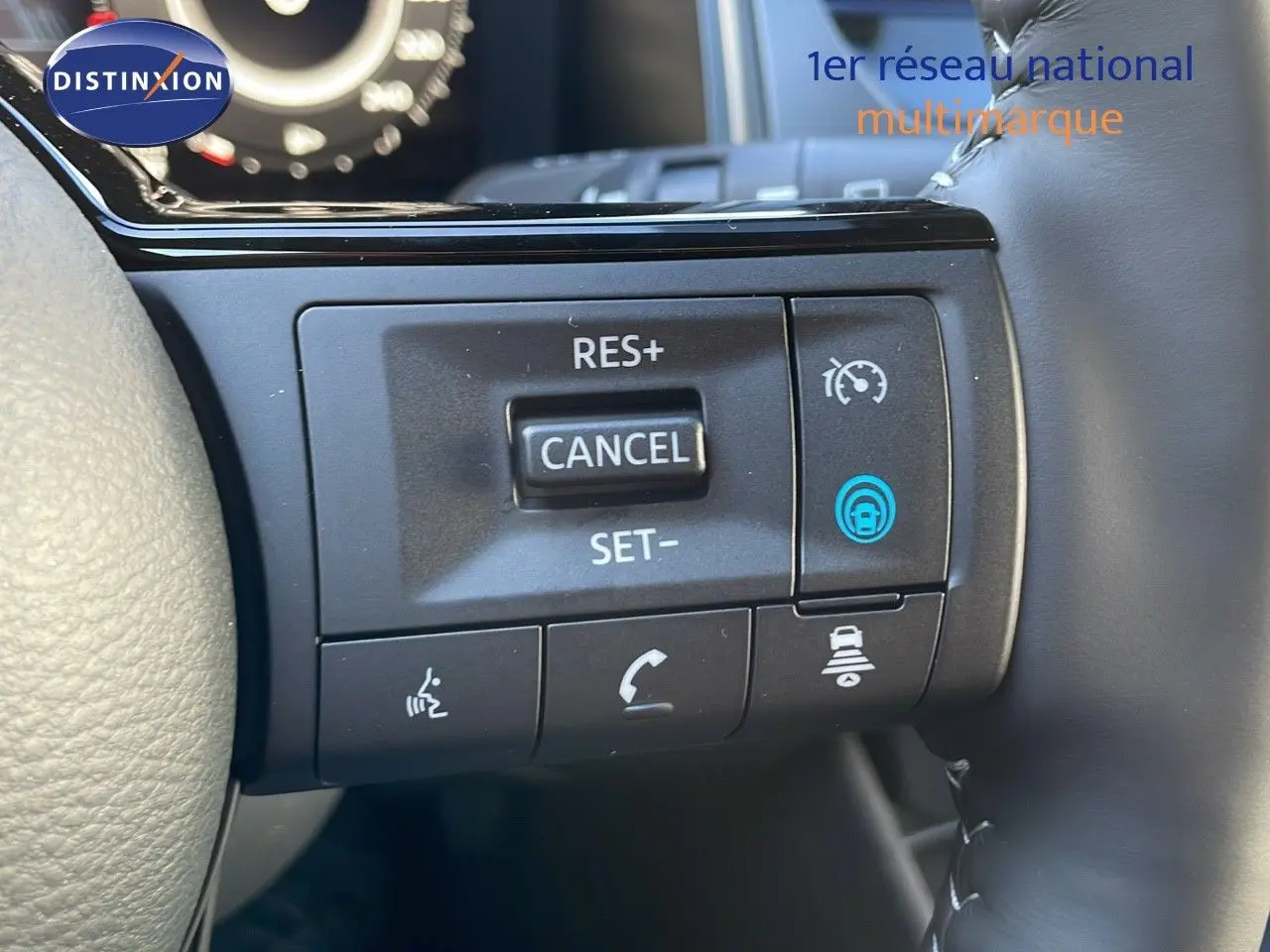 Gros plan sur les commandes au volant du Nissan Qashqai 1.5 VCT E-POWER, avec boutons de régulateur et assistance active.