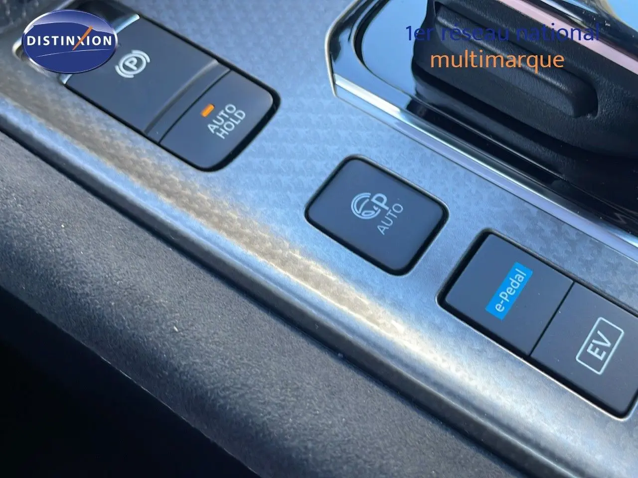 Gros plan sur la console centrale du Nissan Qashqai blanc nacré, mettant en valeur les boutons e-Pedal et EV.