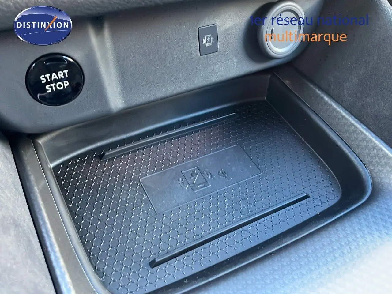 Gros plan sur le chargeur sans fil et bouton Start/Stop dans l'habitacle du Nissan Qashqai blanc nacré toit noir.