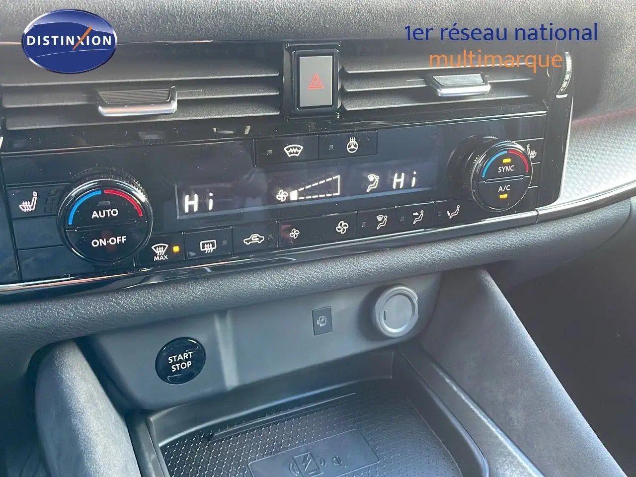 Tableau de bord du Nissan Qashqai blanc nacré, détail de la console centrale avec climatisation digitale et bouton start/stop.