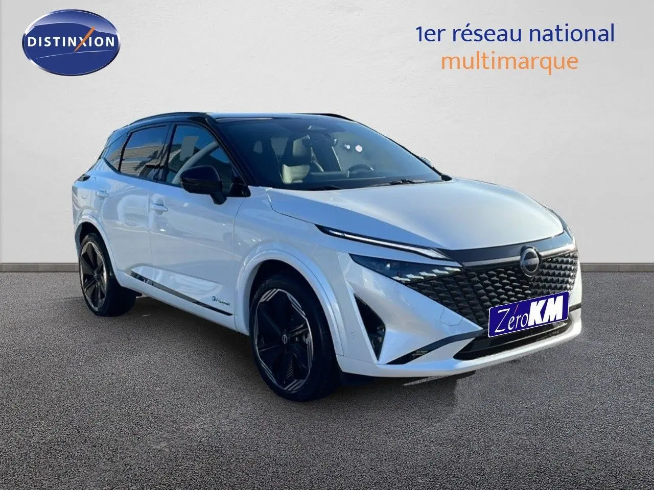 Nissan Qashqai blanc nacré avec toit noir, vue 3/4 avant droit, calandre noire et jantes noires distinctives.