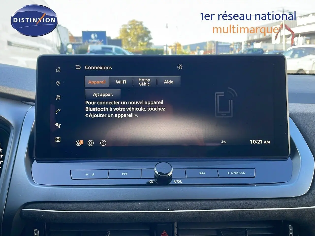 Écran tactile central du Nissan Qashqai blanc nacré, affichant le menu de connexion Bluetooth dans l'habitacle.