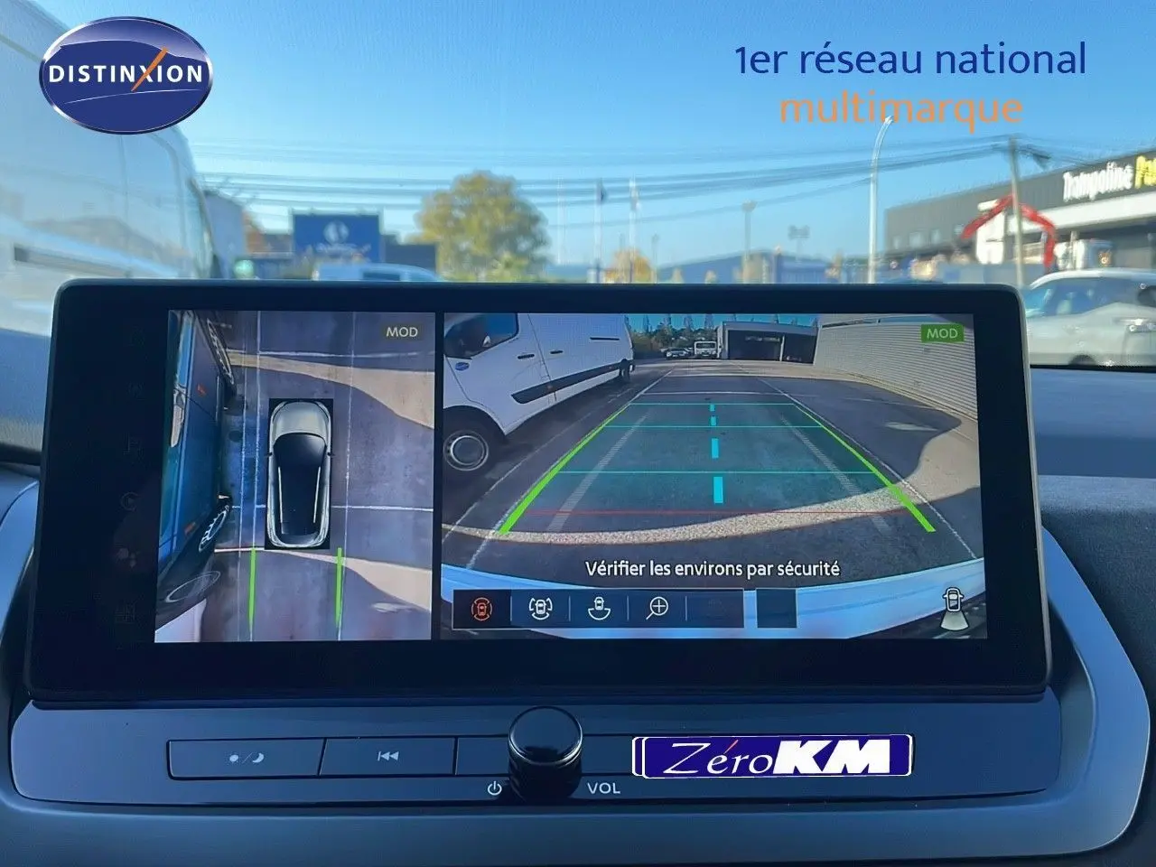 Écran multimédia du Nissan Qashqai blanc nacré avec toit noir montrant la caméra de recul et vue 360° du stationnement.