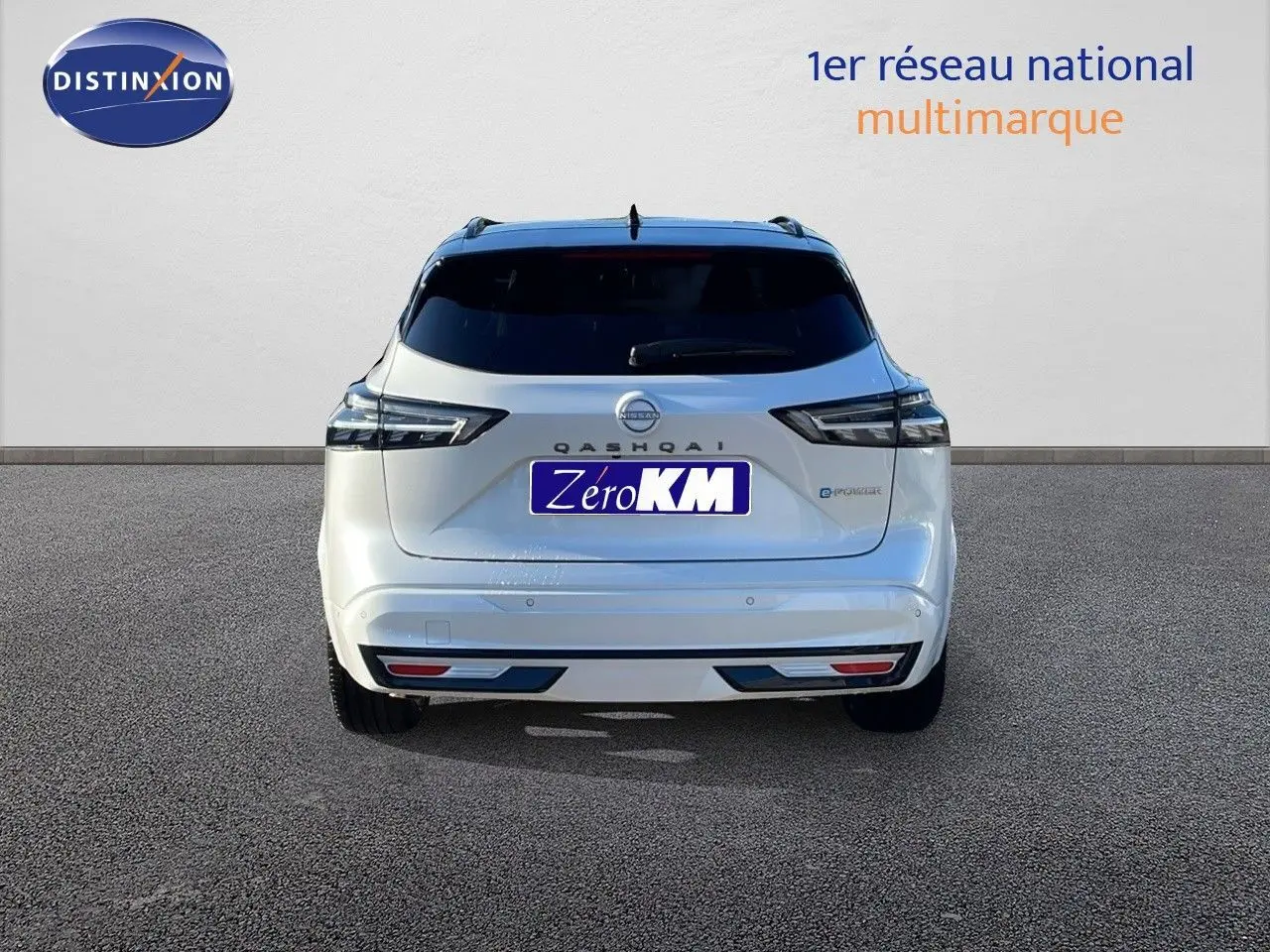Vue arrière d'un Nissan Qashqai blanc nacré avec toit noir, affichant ses feux LED et logo e-Power.