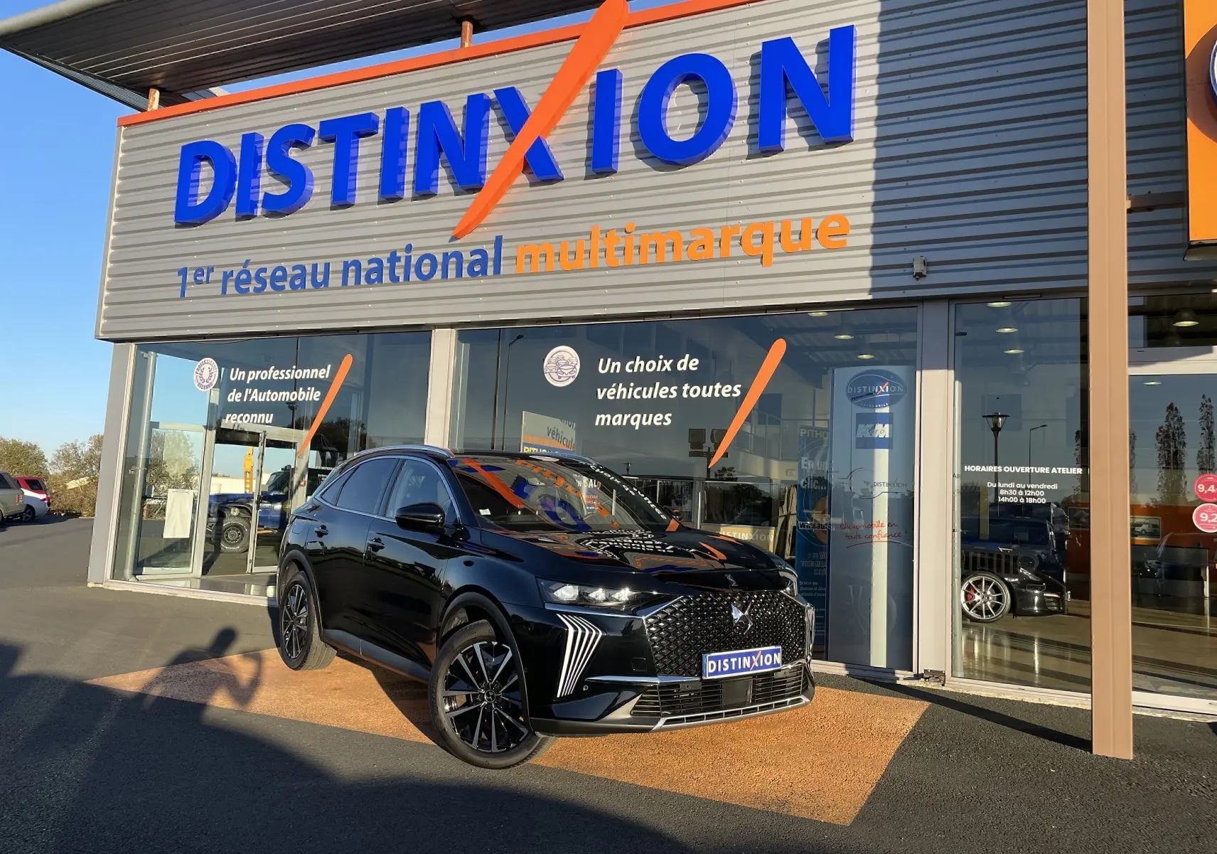 DS7 1.5 BlueHDi noir Perla Nera en 3/4 avant droit, avec calandre distinctive et feux DS Pixel Led Vision 3.0 visibles.