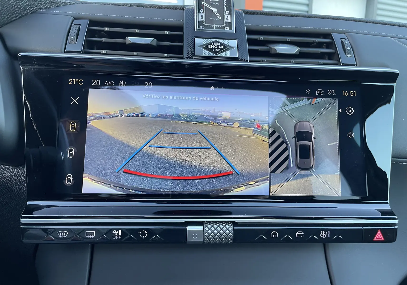 Écran central du DS7 2024 noir Perla Nera montrant la caméra de recul et la vue 360° du stationnement.