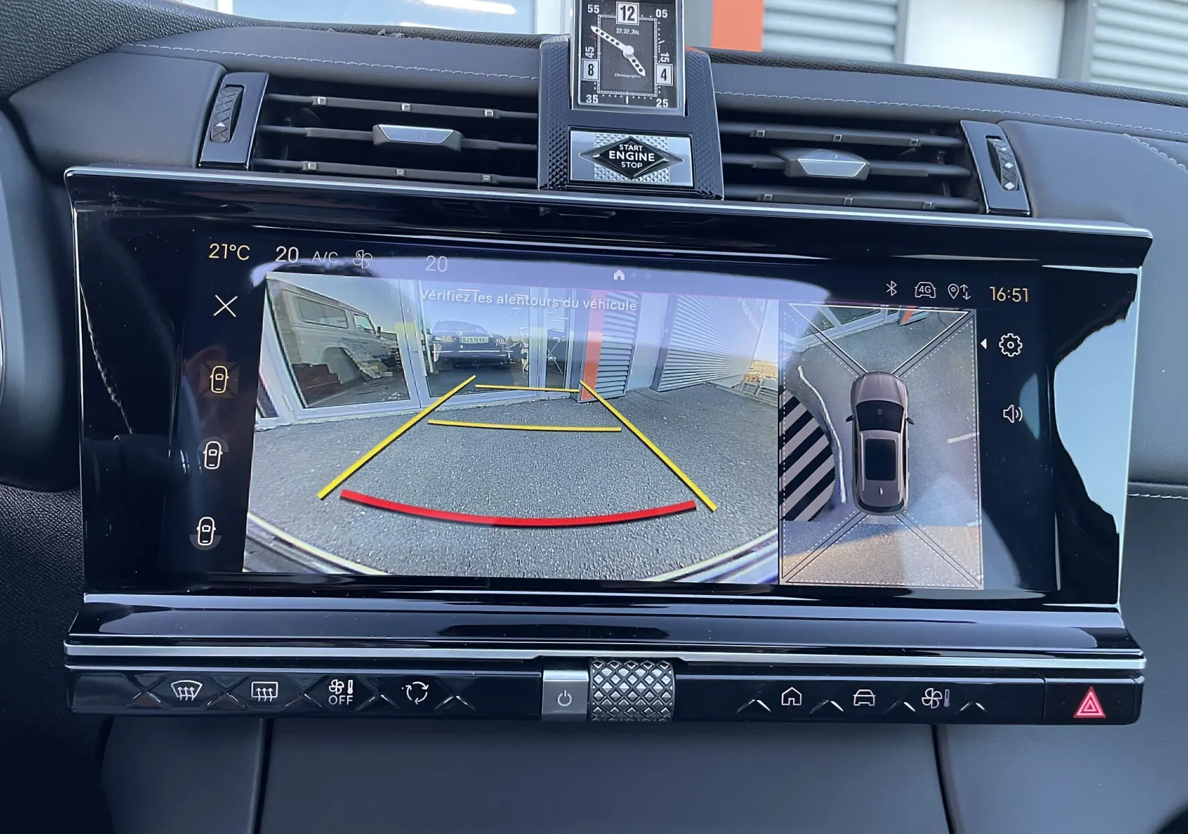 Écran central du DS7 1.5 BlueHDi 130 noir Perla Nera montrant la caméra de recul et vue 360° du stationnement.